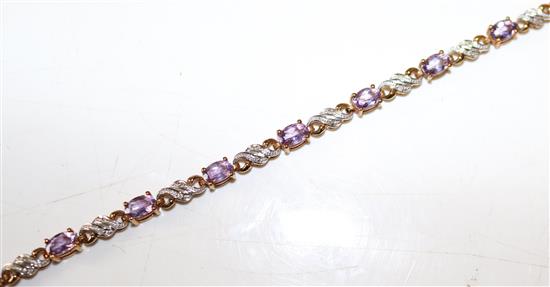 Single strand cultured pearl necklace with diamond set clasp